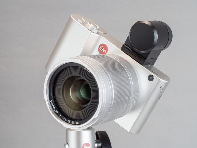 フードは金属製。内面の反射防止はマットブラックで塗装されている。