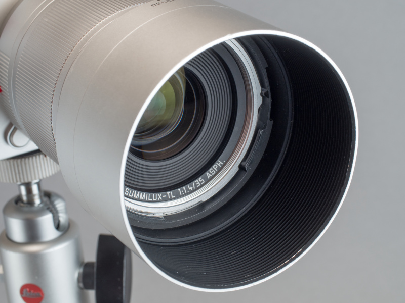 フードは金属製。内面の反射防止はマットブラックで塗装されている。