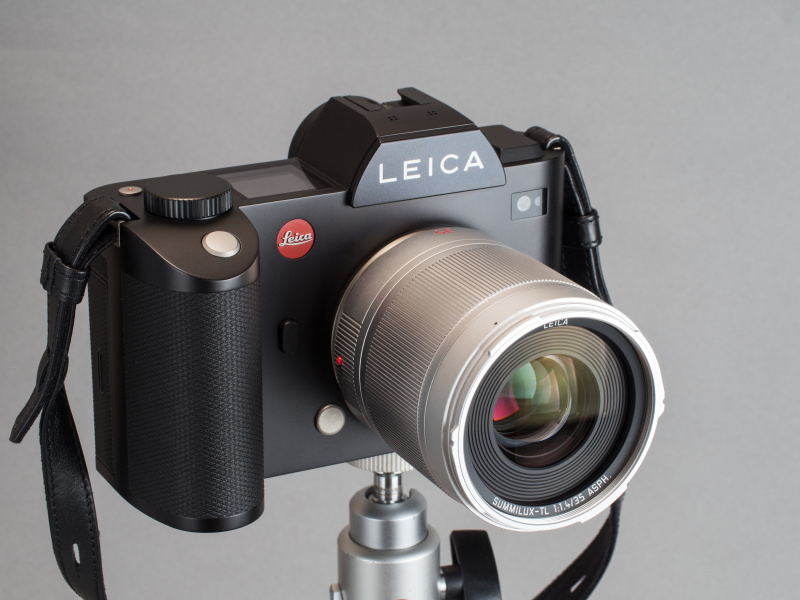 試しにライカSLに装着。大きさ的にはこちらの方がバランスはいい？