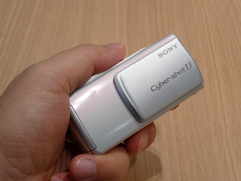 厚み（奥行き）は割とあるが、高さはかなり抑えたボディなので、手の平への収まり具合は非常によろしい。