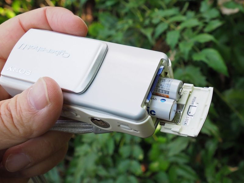 電源は、単4形ニッケル水素充電池×2本。バッテリー持続時間はあまり期待できないので、出かける際には予備電池を2セットくらい用意したい。