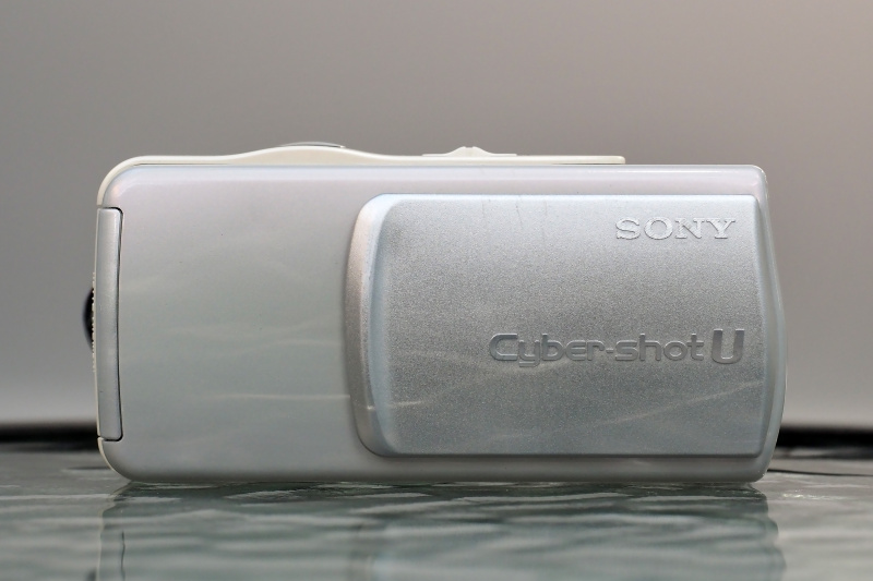 サイバーショットDSC-U10のボディカラーは、シルキープラチナシルバー（今回のカラー）、メタルソニックブルー、メロウパールピンクの3色。ただし、レンズカバーの色は共通。