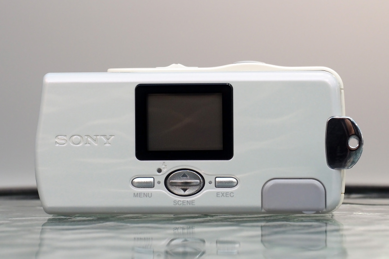 液晶モニターの下に配置された、上下に操作する「コントロールボタン」が特徴的。左のMENUボタンと右のEXEC（エグゼキュート）ボタンと合わせて操作し、各種機能の呼び出し＆設定をおこなう。