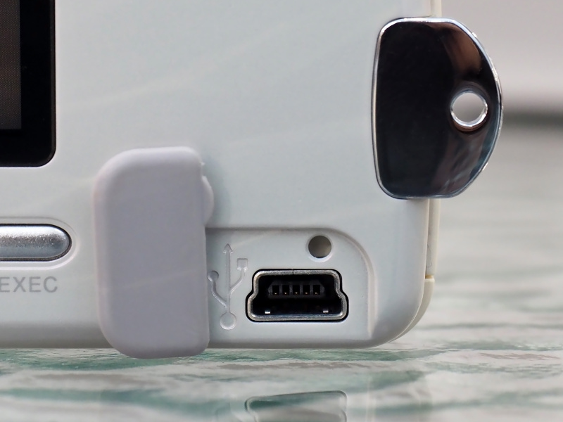 背面右下のカバーの下にはUSB端子を備える。