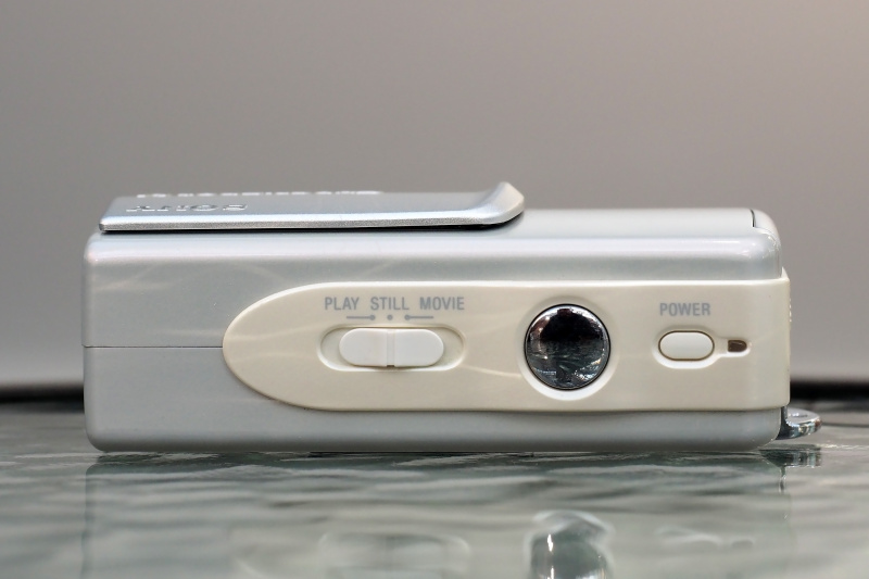 上面のセンター付近に配置される、スライド式の「モードスイッチ」。これで画像再生（PLAY）と静止画撮影（STILL）と動画撮影（MOVIE）を切り替える。