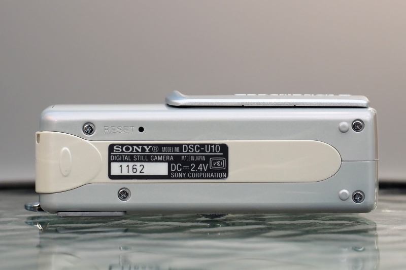 底面を見ると……三脚穴がナイよ。