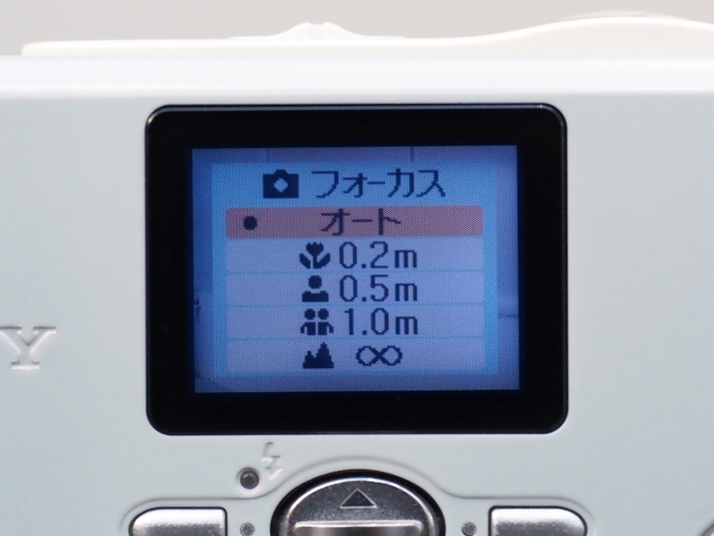 ピント合わせに関しては、0.1m〜∞のAF撮影のほかに、被写体までの距離を設定する「フォーカスプリセット」の機能も搭載している。