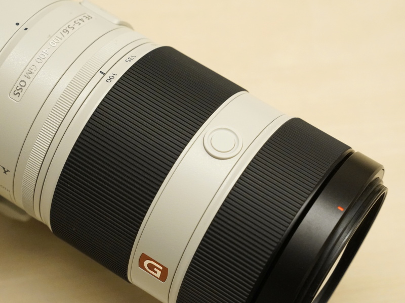 フォーカスホールドボタン。100-400mmでは鏡筒側面の3方向に備わる