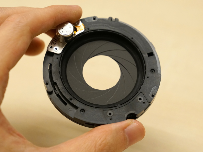 11枚羽根の絞りユニット。円に近い形状を保つ