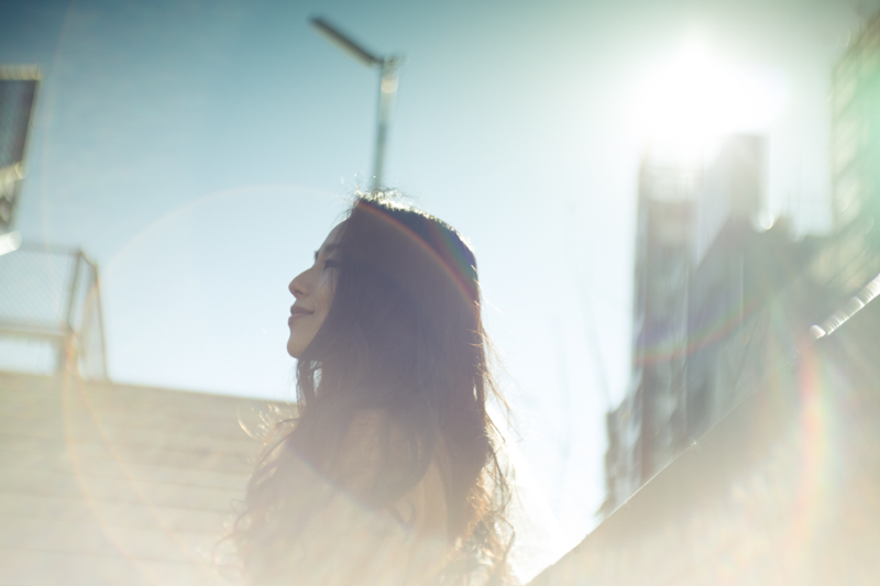 逆光+絞り開放という一番厳しい条件で撮ってみた。コントラストも大幅に低下しているが、その辺りもむしろ活用していくのが使いどころのようだ。EOS M5 / FUJIAN TV LENS 35mm F1.7（GDS-35） / 1/4,000秒 / F1.7 / +0.3EV / ISO100 / 絞り優先AE（モデル：<a href="https://ameblo.jp/tommy-gattensho-chinosuk/" class="n" target="_blank">川口紗弥加</a>）