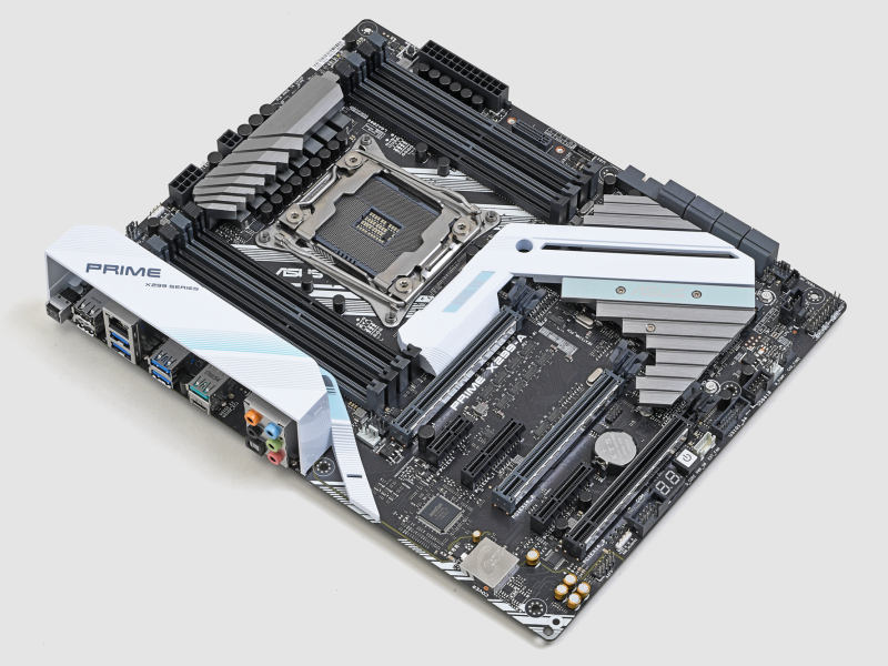 マザーボードは不動のトップメーカーであるASUSTeK製の「PRIME X299-A」を採用。信頼性、長期耐久性が多くのユーザーから支持されており、安心感は抜群だ。