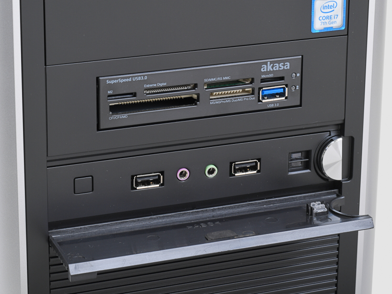 SDやmicroSD、CFなど、各種メモリーカードを使えるカードリーダーを標準装備。カメラからのデータ取り込みに便利だ。