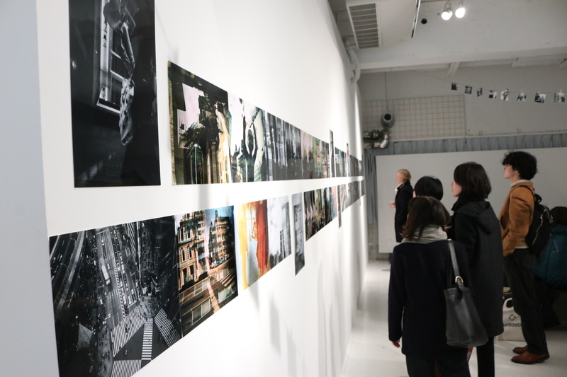 2017年12月21日に行われたオープニングパーティーの模様。この日のみ、3331 Arts Chiyodaのラウンジで作品が展示されました。現在は直営店Lomography+で展示されています。