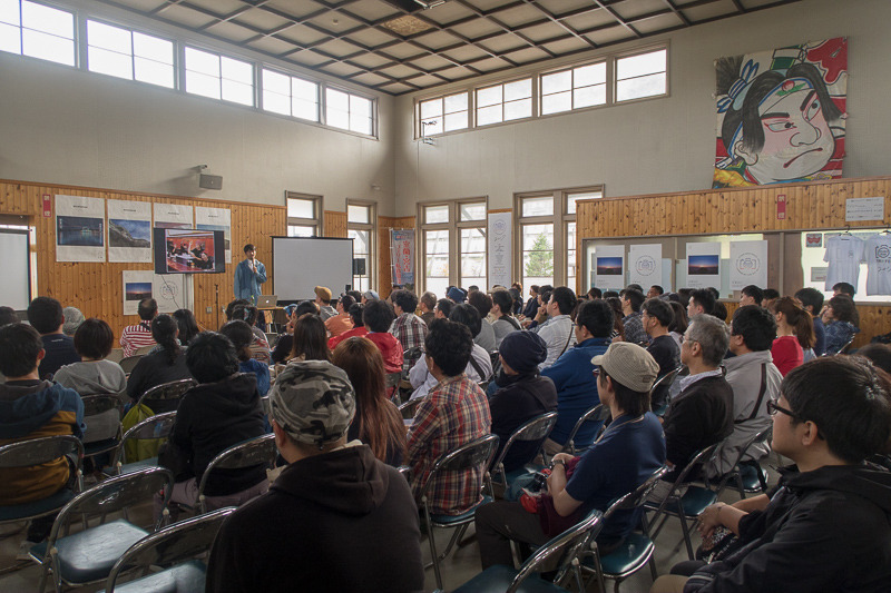 作品提出後、講評を行う浅田政志さん。
