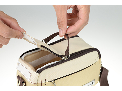 ミラーレスカメラに使えるダブルファスナー式の横長バッグ - デジカメ