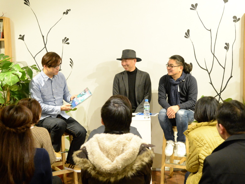 ワークショップ前日には、デジタルカメラマガジン最新号を題材としたトークイベントを開催。写真家 茂手木秀行氏（中央）、ナビゲーター 木下アツオ氏（右）、弊社デジタルカメラマガジン編集長 福島晃（左）