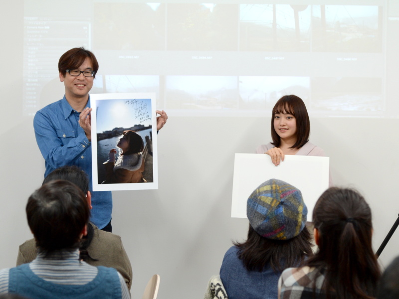 相川結さんが選んだお気に入りの作品には、サインと手書きのメッセージが添えられた。発表直前、ドキドキの瞬間。