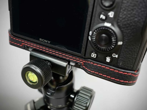 ソニーα7R III用のイタリアンレザー製ボディケース - デジカメ Watch