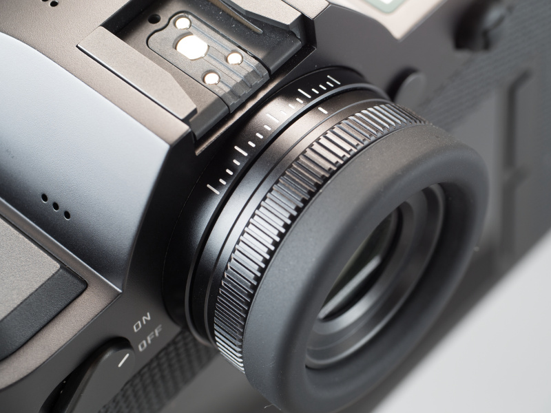 中判一眼レフのライカSシリーズと同様の視度補正機構。覗く前に視度補正の状態が分かるようになっている。操作感触はトルク感があって現行カメラの中でも最良。不用意に動く心配も皆無だ。