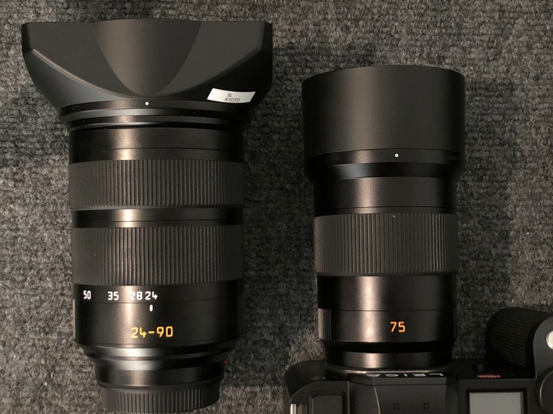 ライカSLと同時発売された「ライカ バリオ・エルマリートSL f2.8-4/24-90mm ASPH.」（左）とアポ・ズミクロンSL f2/75mm ASPH.（右）