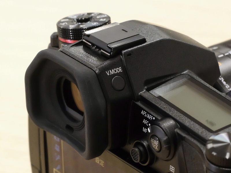 ファインダー部のV.MODEボタン。