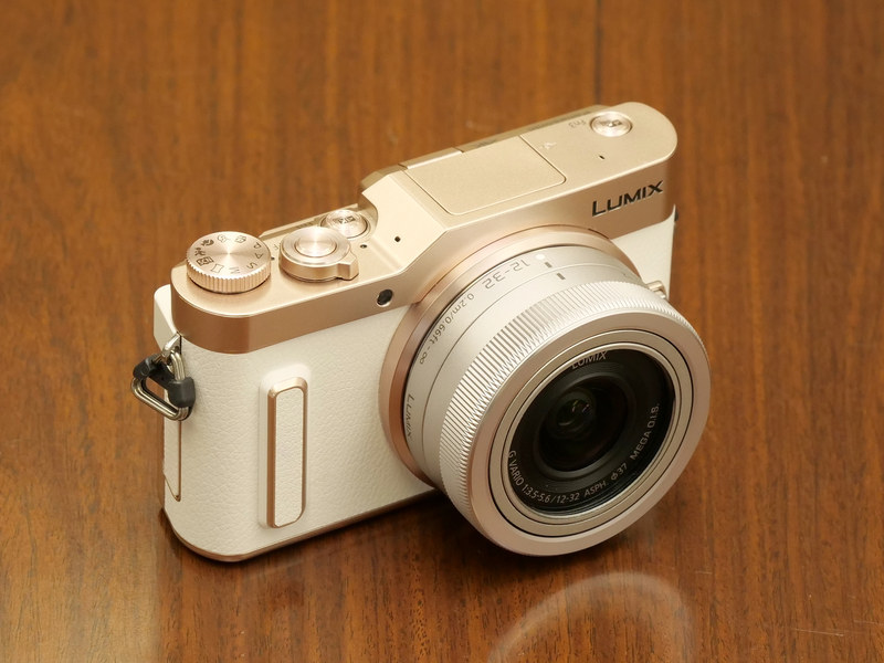LUMIX GF10/GF90（ホワイト）。2月22日発売。自分撮り機能が充実の小さなレンズ交換式カメラ。