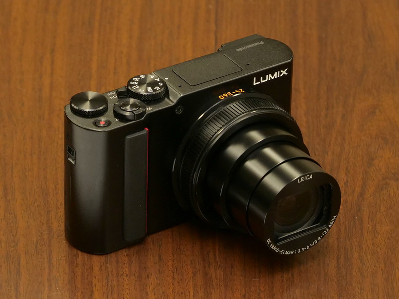 LUMIX TX2。3月15日発売。1型センサーを搭載する高級レンズ一体型モデル。コンパクトなボディに15倍ズームレンズを搭載する。