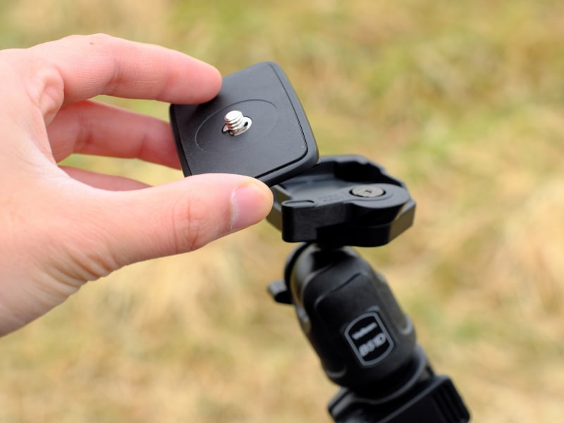 クイックシューには中型のQB-62を採用。一眼レフや望遠レンズの三脚座にもしっかりとセットできる。