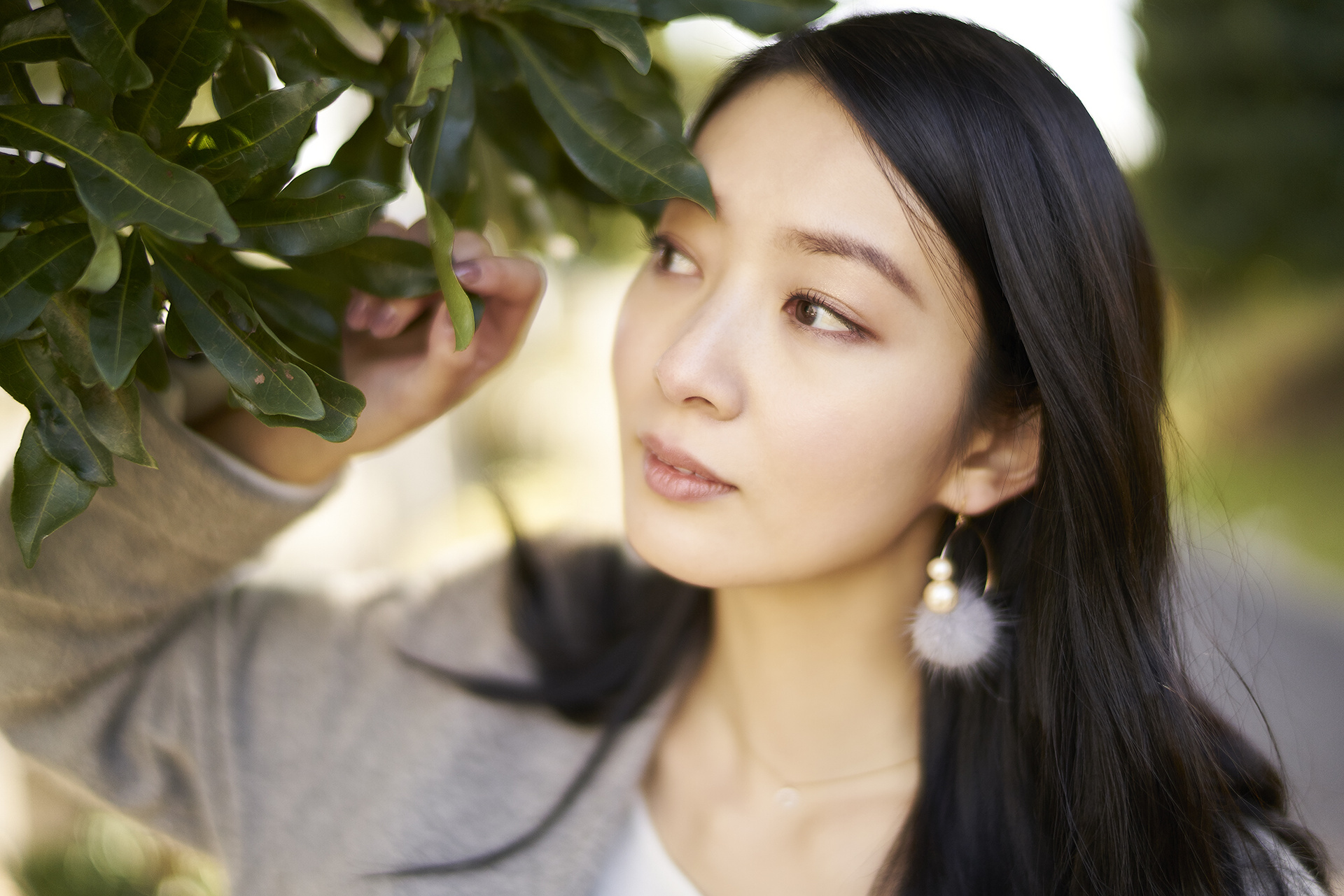 同じレンズのVMマウント版より最短撮影距離が短い、Eマウント版ならではの寄りのカットだ。開放F1.2で撮影するとピント位置の瞳からなだらかに素直にボケていく。肌の質感や髪の毛を撮り上がりから綺麗にみせることができるのは、ポートレートにおいてかなり魅力的だといえる。α7R II / ISO400 / F1.2 / 1/2,500秒