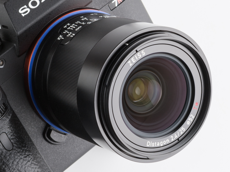 ボディはソニーの最新フルサイズミラーレスカメラ「α7R III」を使用した。