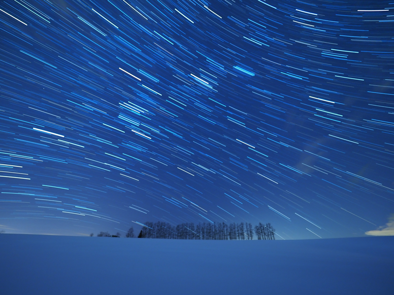 広角端7mmで広く夜空を入れての撮影。開放F2.8と明るいため、暗い星まで描写できている。厳しい寒さの撮影環境でも耐低温性があり、長時間撮影しても問題はなかった。<br><span class="fnt-85">OLYMPUS OM-D E-M1 Mark II / M.ZUIKO DIGITAL ED 7-14mm F2.8 PRO / 7mm（14mm相当） / マニュアル露出（F2.8、30秒） / ISO 1600 / ライブコンポジット機能で52枚を比較明合成</span>