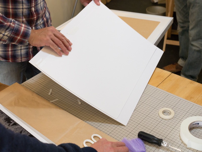 裏返してプリントをマットに貼り付けていく。