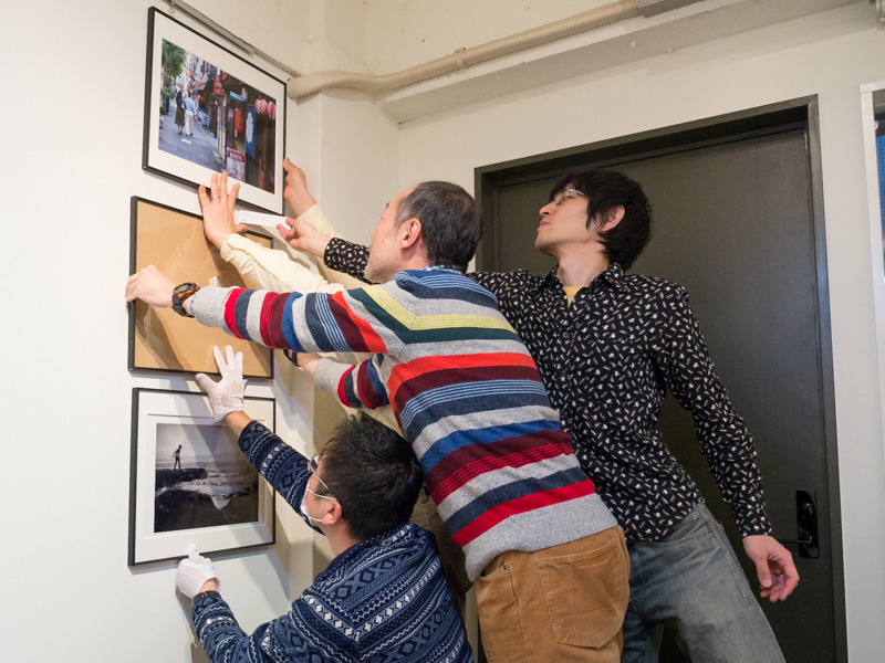 実際に壁に額を当てて、高さや間隔などを決めておく。