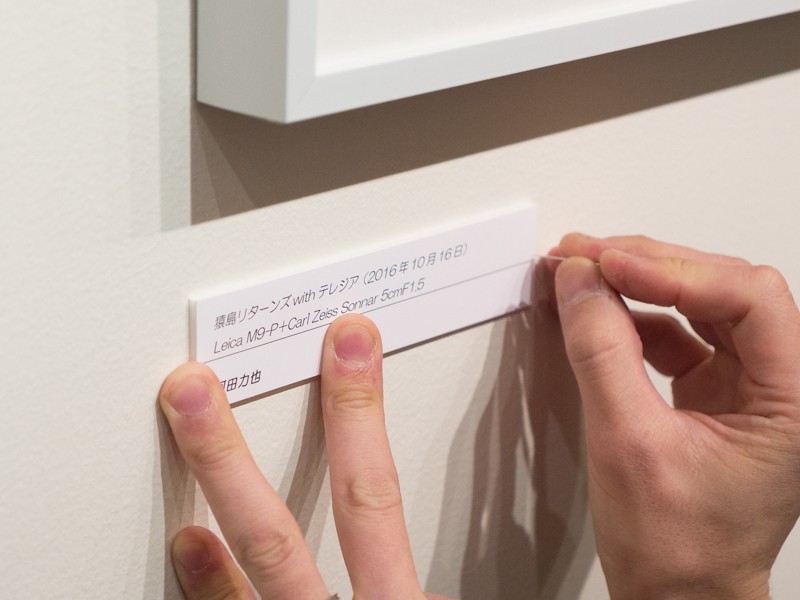 キャプションボードはピンで固定した。