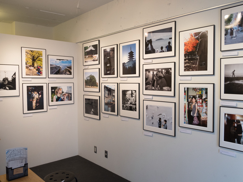 2面を使用したスナップ編の展示の様子。このレイアウトになるまで1時間近くメンバー一同悩んだ。