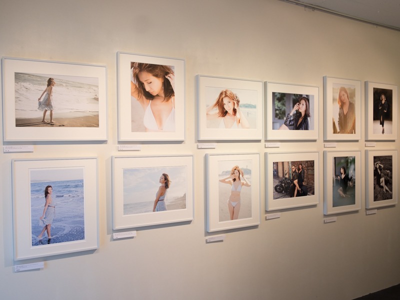 こちらはスナップ編の対面に展示されたモデル編。スナップ編にくらべすっきりとした展示となった。