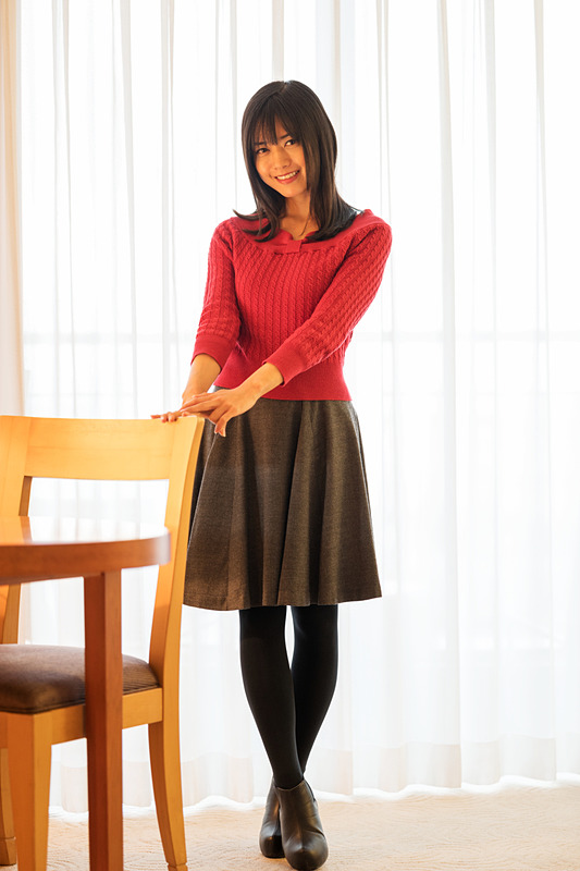 90mmというのは室内ポートレート撮影で使うには焦点距離がやや長めだが、スタンスさえ確保できるのであればデフォルメの少ない描写を得られる。ライカSL / ISO400 / F2 / 1/50秒 / +3EV / WB:オート