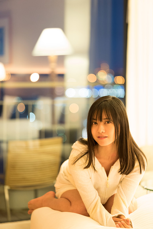 点光源ボケにはごく軽微な輪郭強調はあるものの、輪線ボケはほぼ生じていない。ライカSL / ISO1600 / F2 / 1/30秒 / +1.6EV / WB:オート