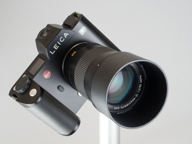 レンズフードは植毛タイプで反射光を効果的に吸収する。