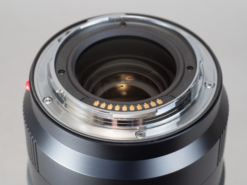 マウント部の外周には防塵防滴機能を保つためにラバーが付加されている。