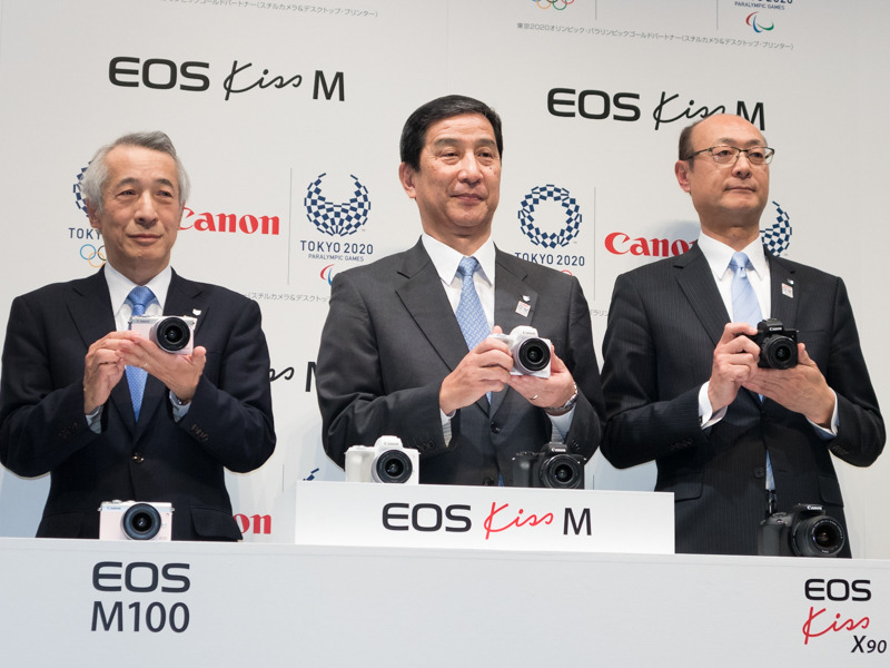 左からキヤノンマーケティングジャパン株式会社 取締役 常務執行役員 マーケティング統括部門副統括部門長の松阪喜幸氏、キヤノンマーケティングジャパン株式会社 代表取締役社長の坂田正弘氏、キヤノン株式会社 執行役員 イメージコミュニケーション事業本部 事業本部長の戸倉剛氏。