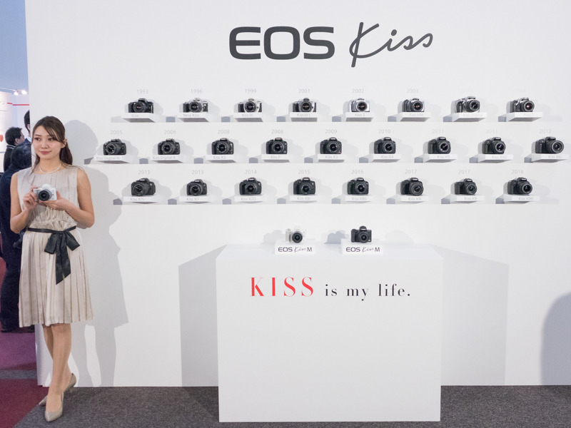 EOS Kissシリーズは2018年9月に25周年を迎える。発表会場には歴代のEOS Kissシリーズが展示されていた。