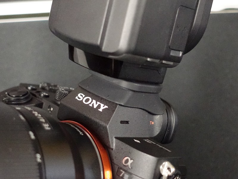 水滴の浸入を軽減するという「レインガードFA-RG1」（税別2,500円）装着例