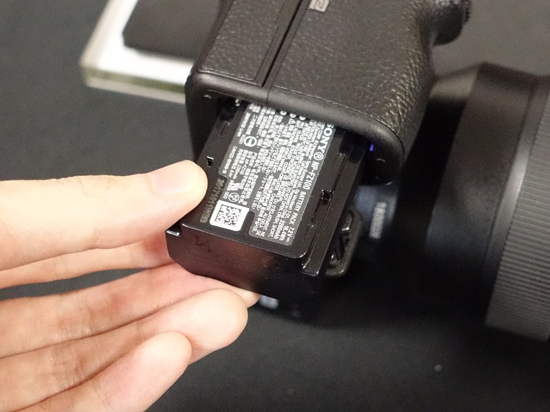 バッテリーはα9/α7R IIIと同じ新型。撮影可能枚数は710枚で、ミラーレスカメラ史上最多としている。