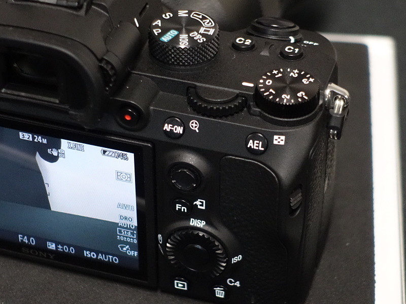 背面操作部。α7 IIにはなかったAF-ONボタンなどが新たに備わる。