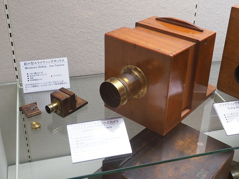 左の超小型スライディングボックスカメラは撮像範囲が17×23mm、右は83×108mm。前後2つの箱をスライドさせてピント調節を行うスライディングボックスカメラ（ジルー・ダゲレオタイプからの形式）から、蛇腹を用いた組立暗箱に移行していく。