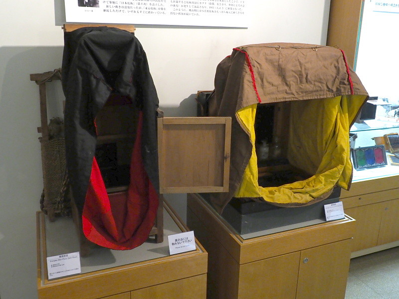 携帯暗室。湿板写真は撮影現場で感光剤の塗布から現像処理まで行わねばならなかった。左は年代不詳の日本製、右は1880年のイギリス製。