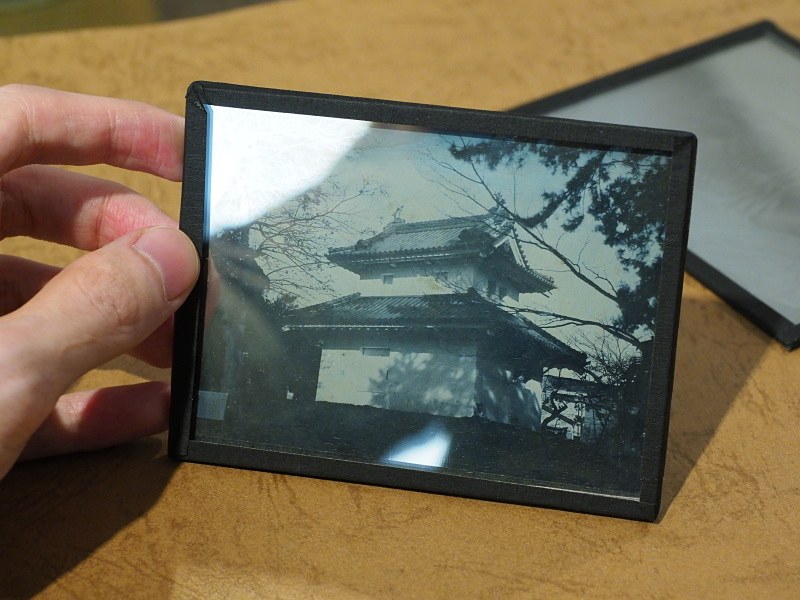 安藤氏が撮影・処理した銀板写真。感光材料には水銀の代わりにヨウ素を用いている。安全性は高いものの感度を取るのが水銀より難しく、研究のポイントになっている。