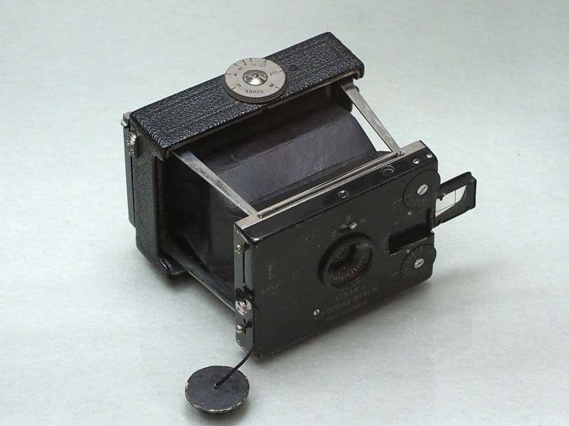 同じくドイツ・C.P.ゲルツの「テナックス」（1908年）。45×60mm乾板。テナックスの名は1960年代まで続く。クラップカメラとは、カメラをセットした時に生じる「ぱっちん」という音が由来。