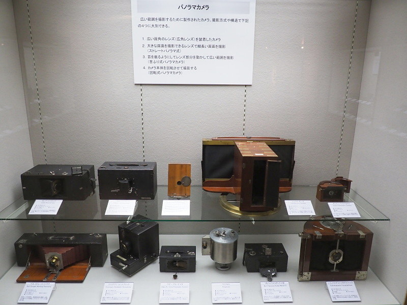 様々なパノラマカメラ。広角レンズを装着したもの、大きな画面を撮影できるレンズで細長い画面を撮影するもの、首を振るようにレンズが動くもの、カメラ本体が回転するものと4種類に大別できるという。